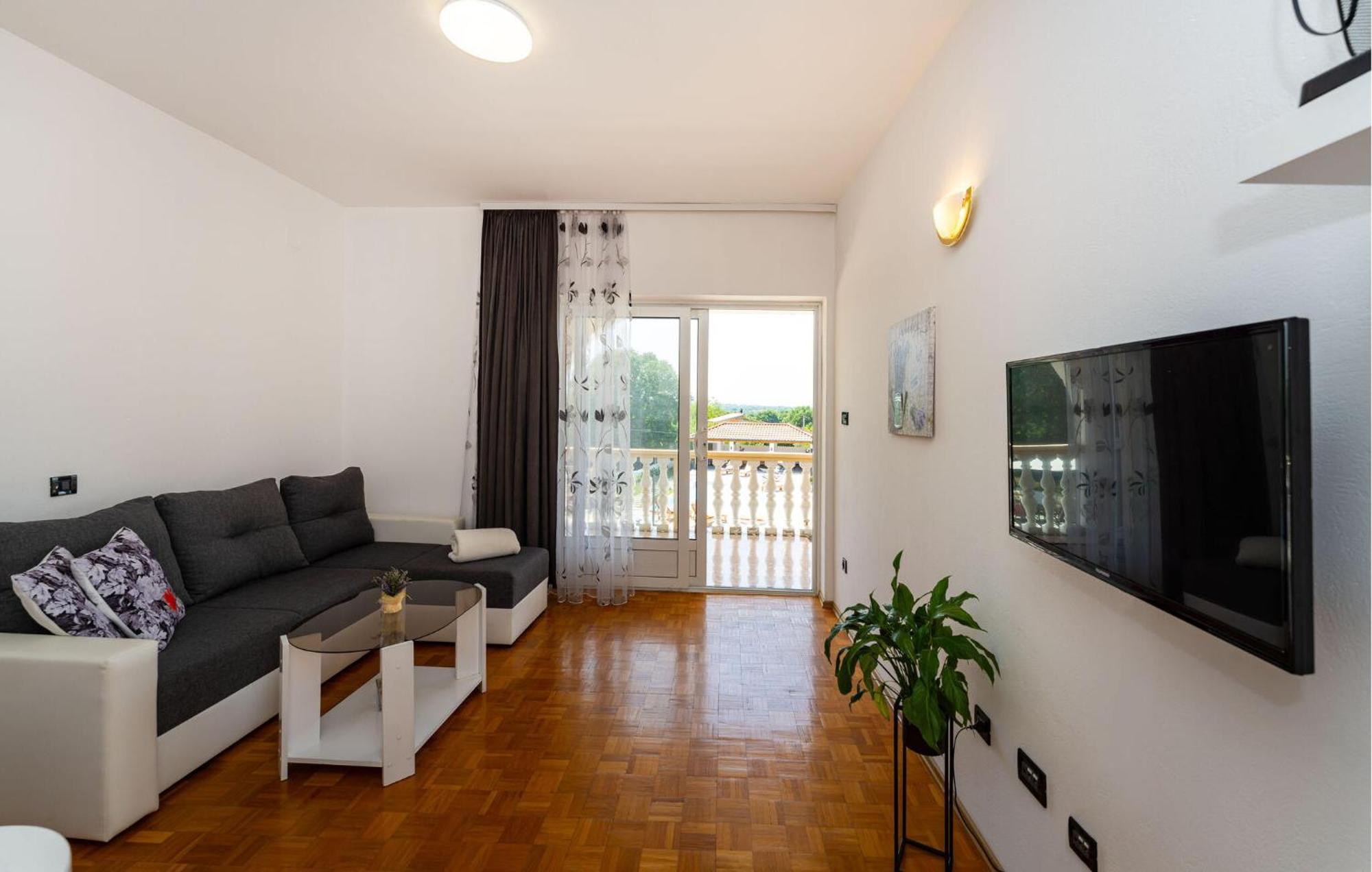 Beautiful Apartment In Galovac With Kitchen Ngoại thất bức ảnh