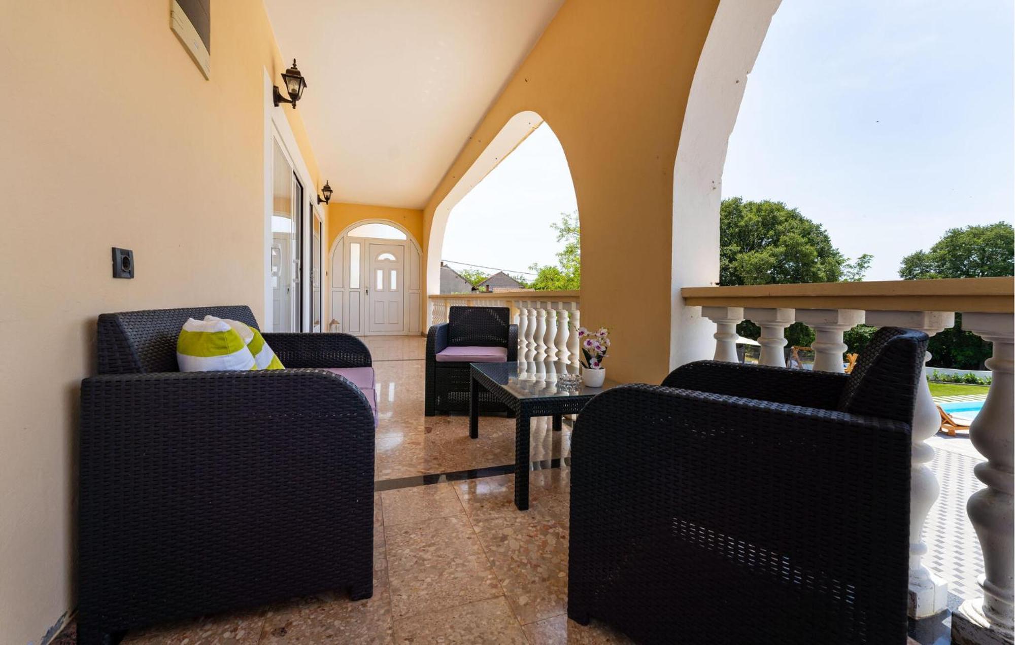 Beautiful Apartment In Galovac With Kitchen Ngoại thất bức ảnh