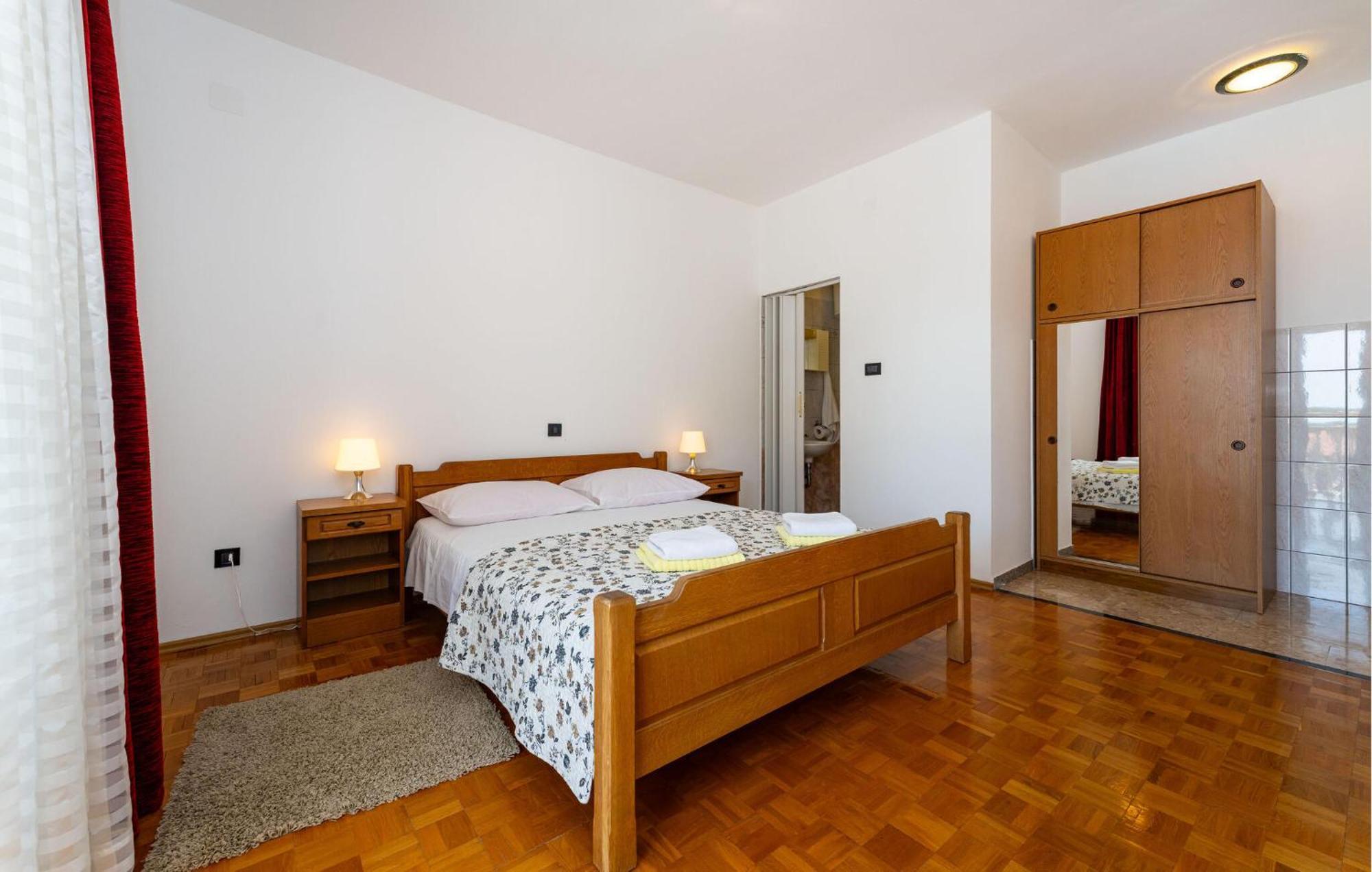 Beautiful Apartment In Galovac With Kitchen Ngoại thất bức ảnh