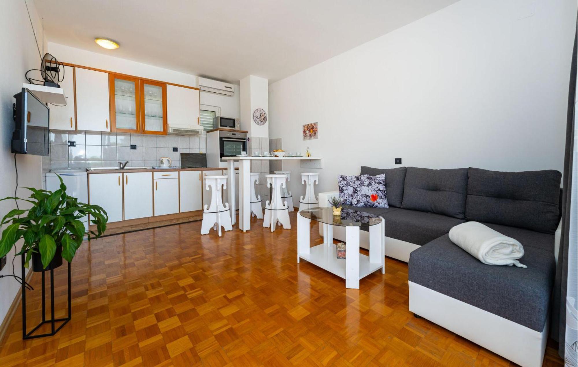 Beautiful Apartment In Galovac With Kitchen Ngoại thất bức ảnh